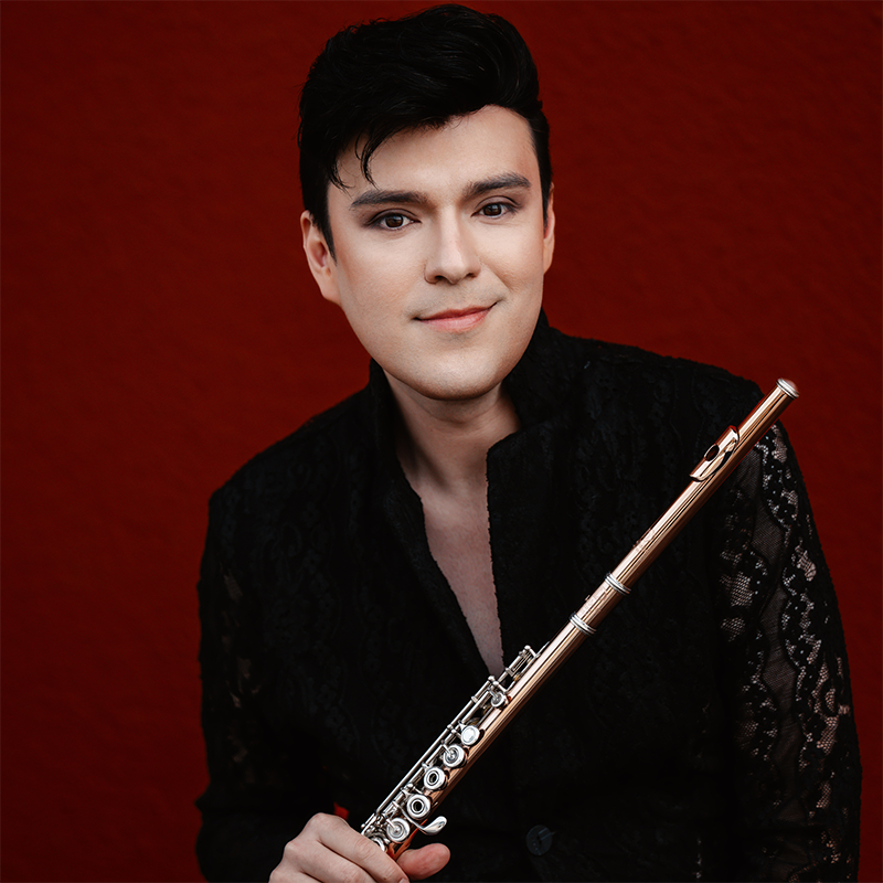 Ráyo Furuta holding his flute