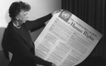 Eleanor Roosevelt holding poster of the Universal Declaration of Human Rights (in English), Lake Success, New York. November 1949. By FDR Presidential Library & Museum - CC BY 2.0