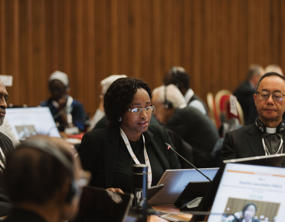 A woman leading the synodal discussions at the table of the synodal assembly