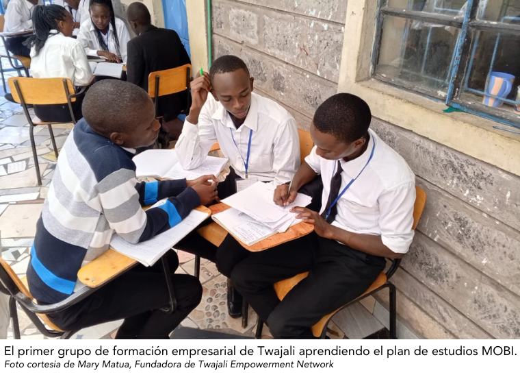 Foto de estudiantes de Twajali tomando clase