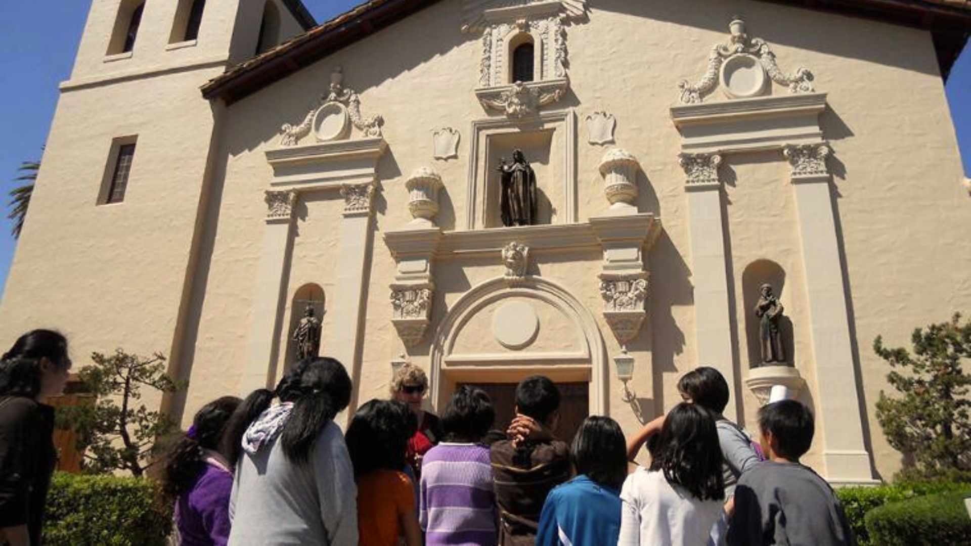 Docent Tour with students in front 