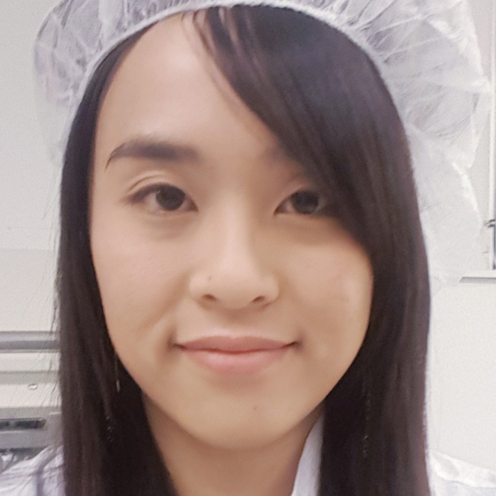 Huong Chao '19 in SCU's Center for Nanostructures
