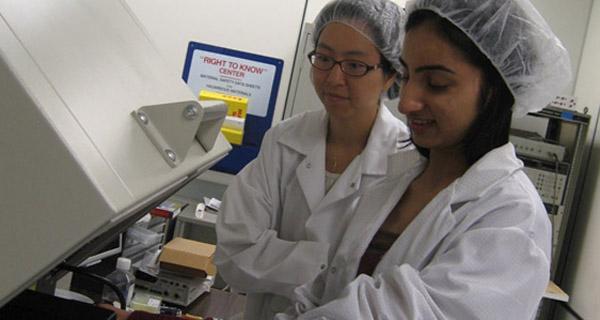  Dr. Kim advising her student